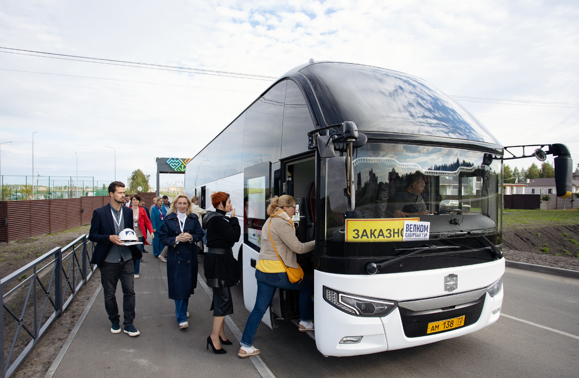Автобус, на котором участники путешествовали по разным загородным проектам / Фото: Александр Гревцов