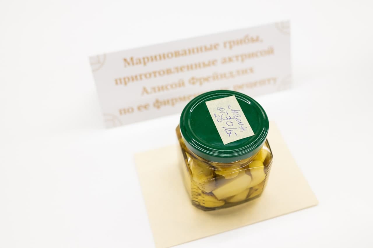 Теперь Игорь Заводовский и сам сможет готовить грибы по фирменному рецепту Алисы Фрейндлих: он приглагался к лоту.