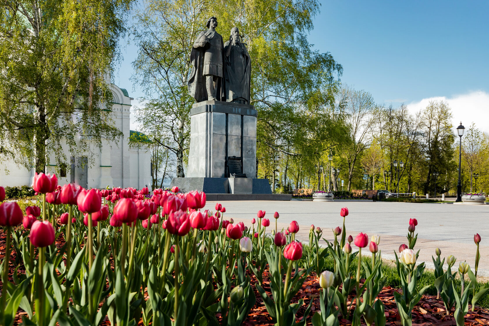 Памятник основателю города, великому князю Георгию Всеволодовичу и святителю Симону Суздальскому в кремле.
