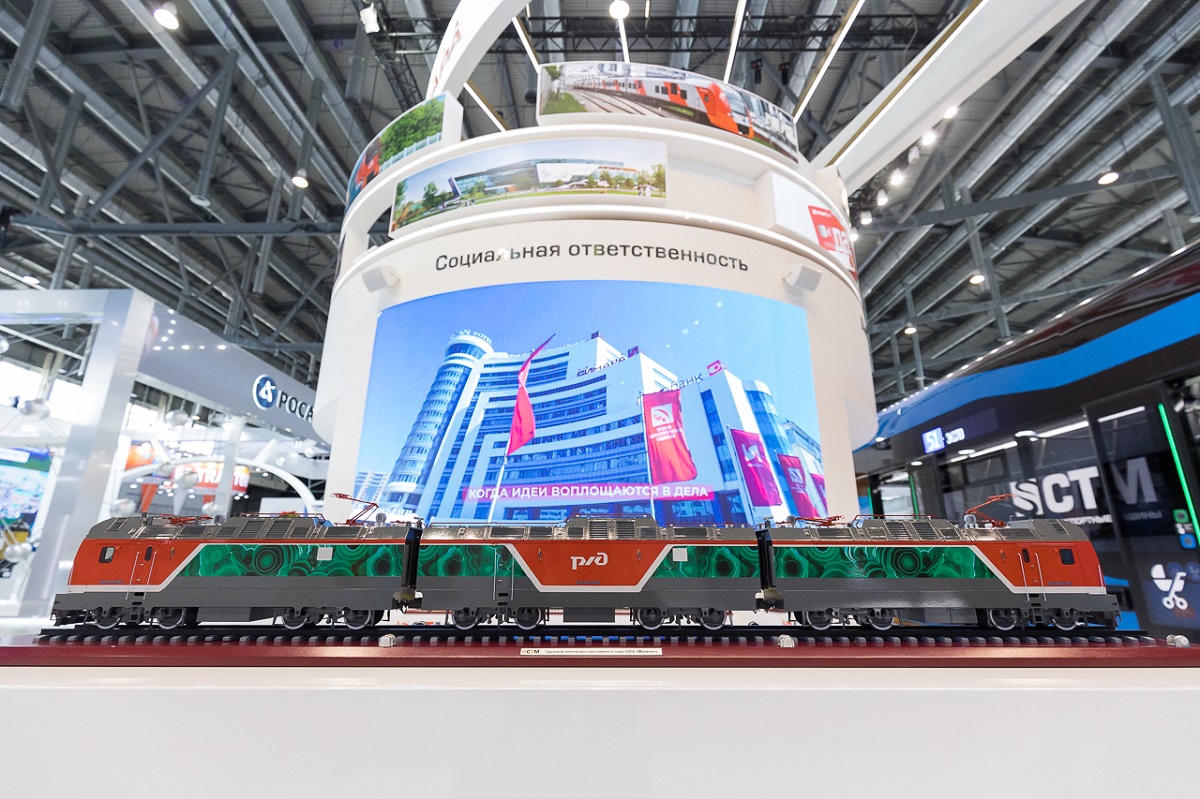 «Уральские локомотивы» представили электровозы будущего 