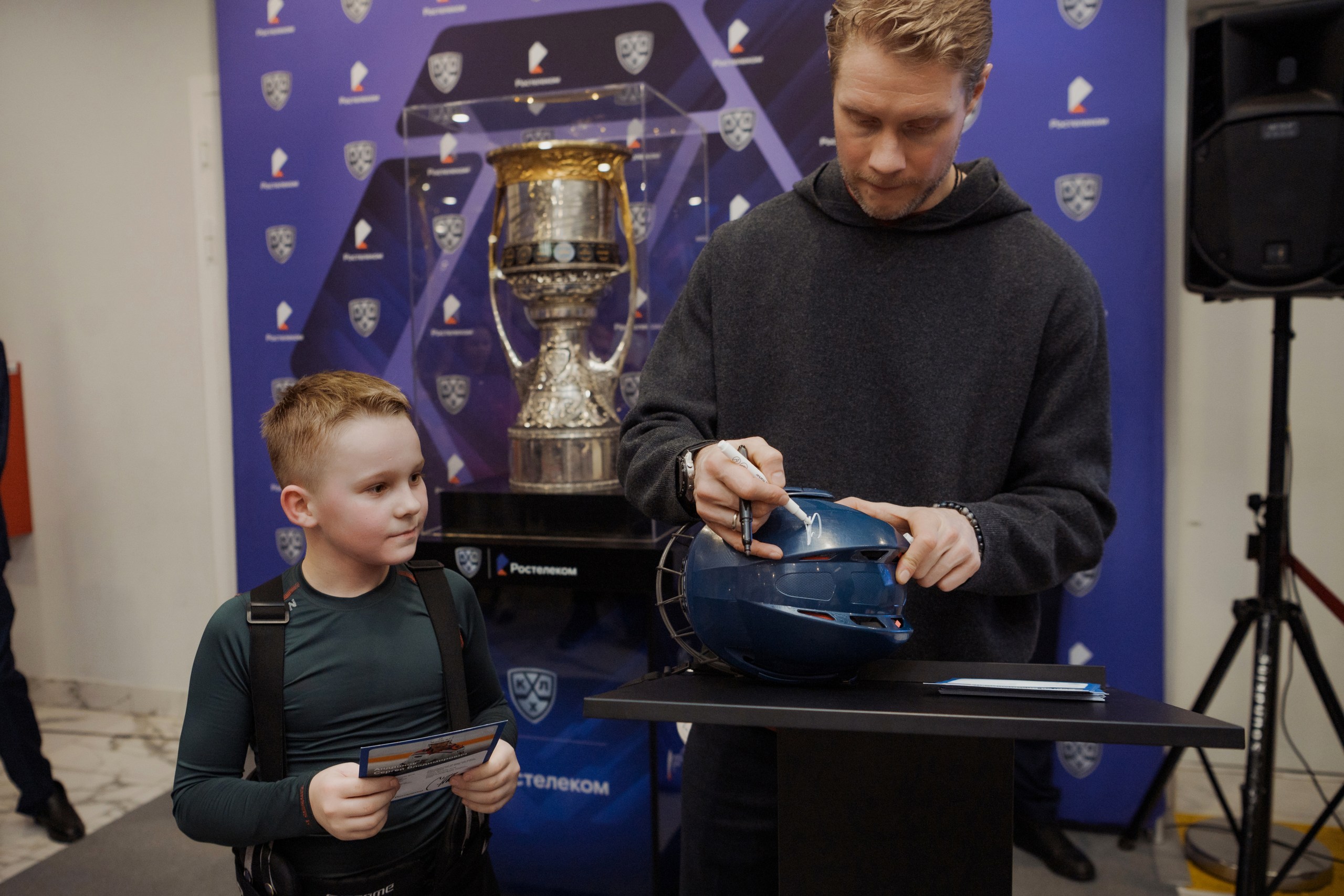 Вологжане увидели главный трофей чемпионата КХЛ