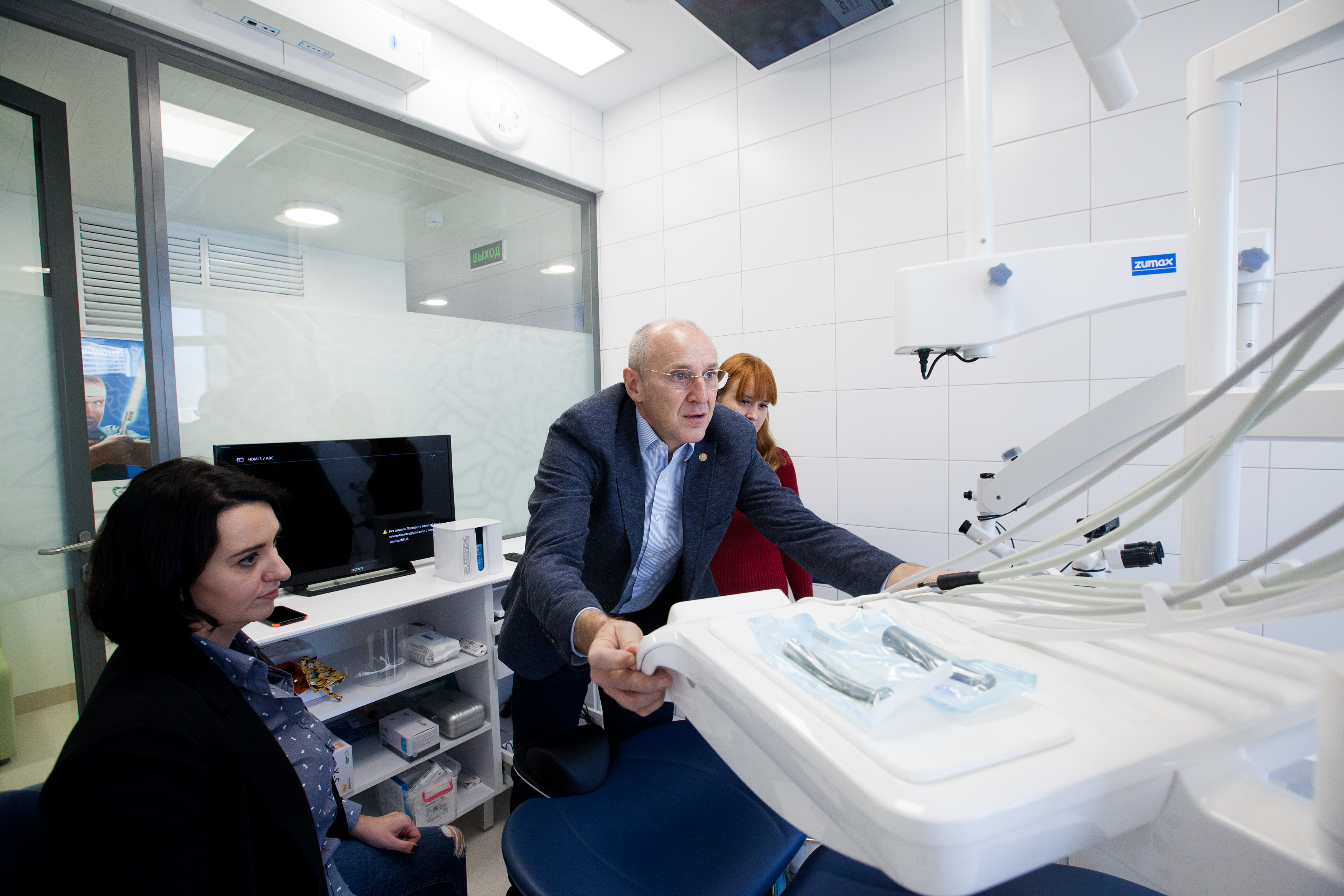 Основатель сети клиник «Дентал-Сервис» Борис Шеплев тестирует оснащение терапевтического кабинета