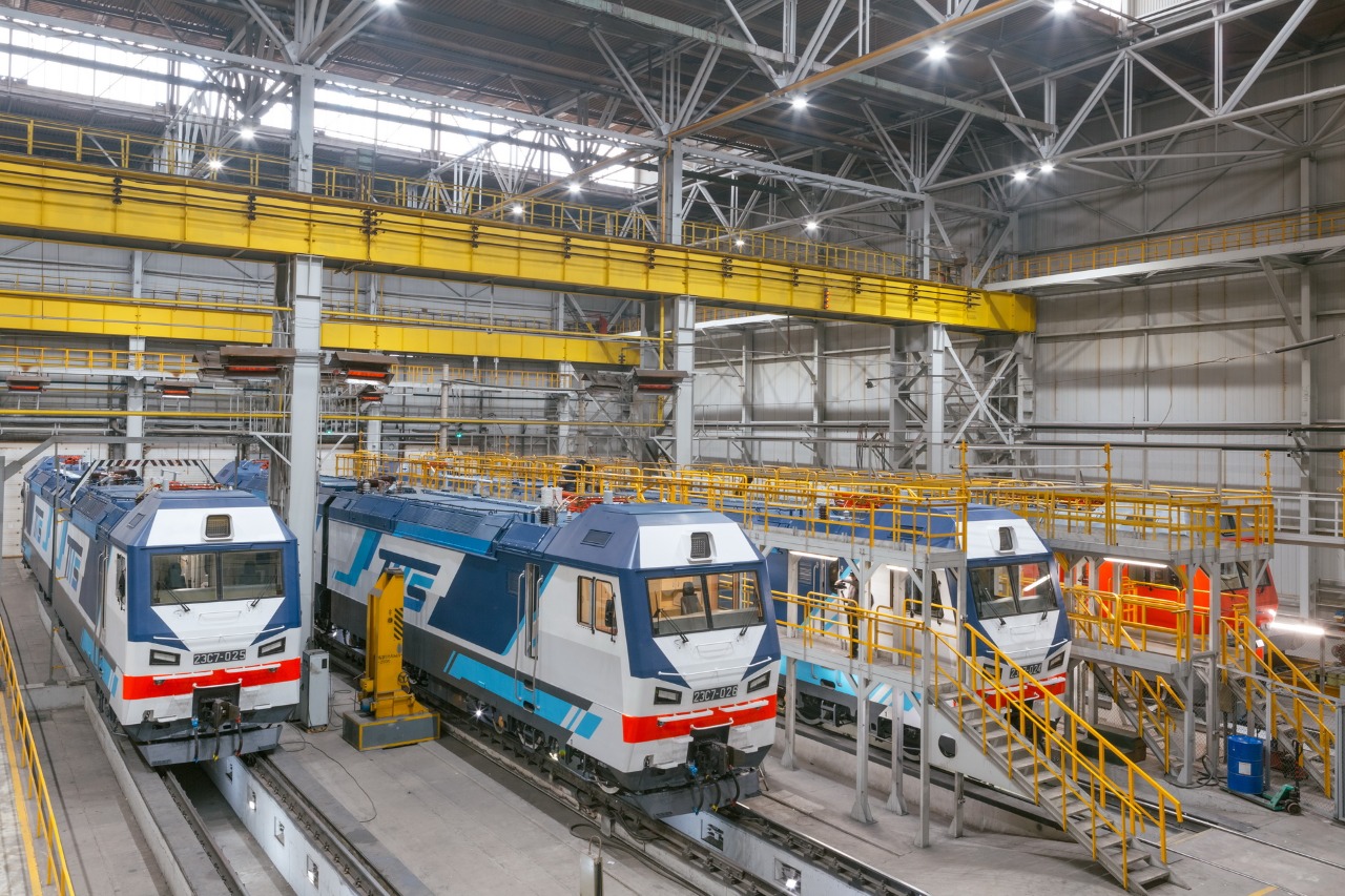 Завод «Уральские локомотивы» отправил в Казахстан партию электровозов
