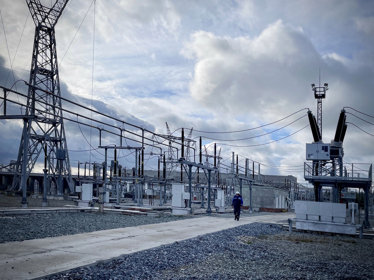 Открытое распределительное устройство (ОРУ) осуществляет распределение электроэнергии напряжением 110 кВ и 220 кВ по 12 направлениям между потребителями Новосибирской области. (фото: пресс-служба Новосибирской ГЭС)