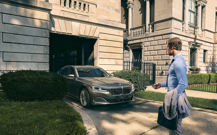 Новый BMW 7 серии с широким выбором стандартных и опциональных систем помощи водителю подтверждает свой статус одной из самых инновационных и прогрессивных моделей класса «люкс».