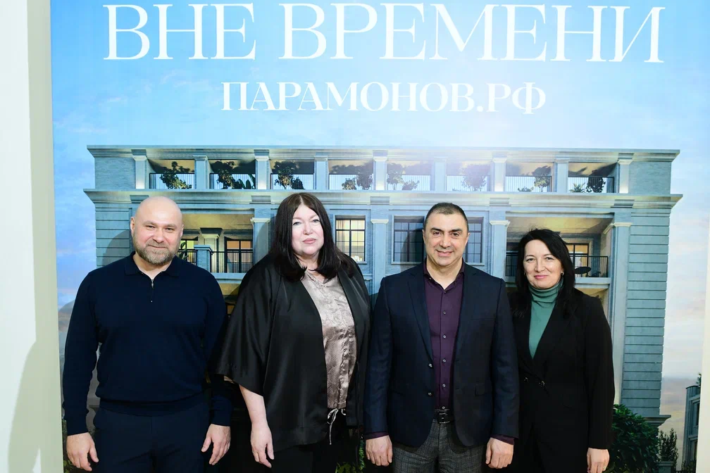 фото: (слева направо) управляющий партнер КД «Парамонов» Александр Жилин, директор РОМИИ Светлана Крузе, учредитель КД «Парамонов» Рубен Теракян, эксперт министерства культуры Ростовской области Елена Шевченко