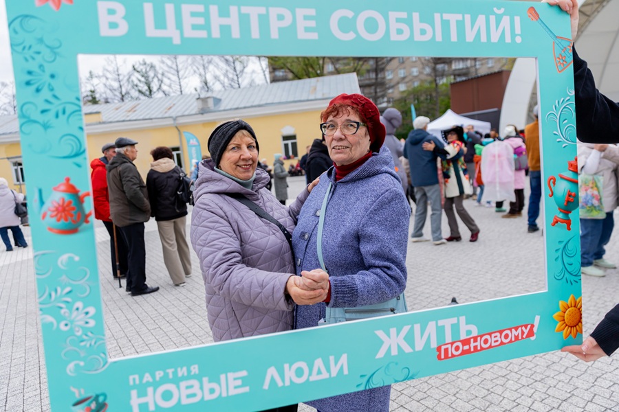 Партия «Новые люди» провела танцевальный фестиваль для пенсионеров