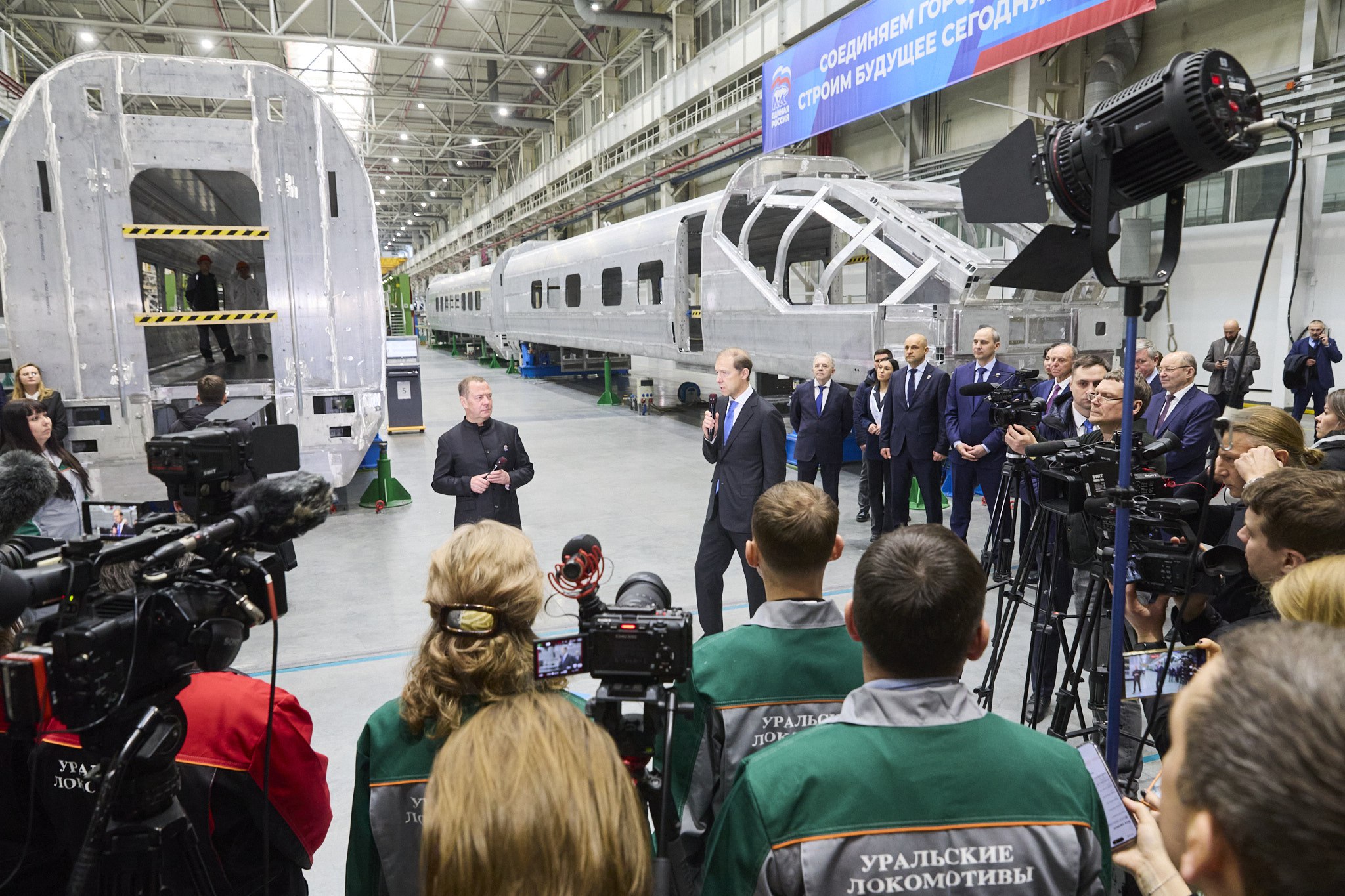 Дмитрий Медведев ознакомился с ходом создания поезда для ВСМ