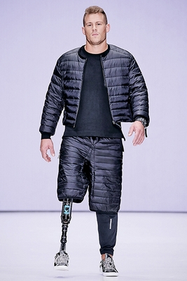 Британская топ-модель с инвалидностью Джек Айерс открыл показ «Новаторы» Bezgraniz Couture в шортах и куртке, разработанных дизайнером костюма — студенткой БВШД
Ириной Петровской