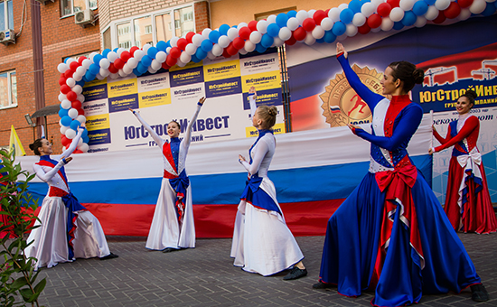 В микрорайоне "Панорама" спортивно отметили День российского флага