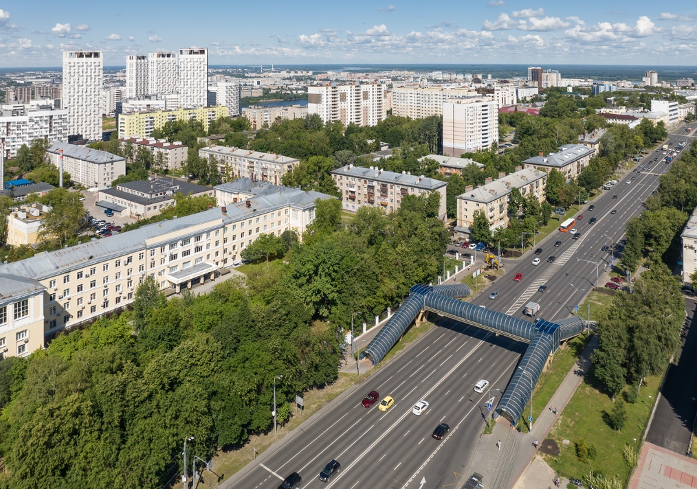 В радиусе проспекта Гагарина расположены крупные жилые комплексы, несколько университетов, больницы и производственные предприятия.