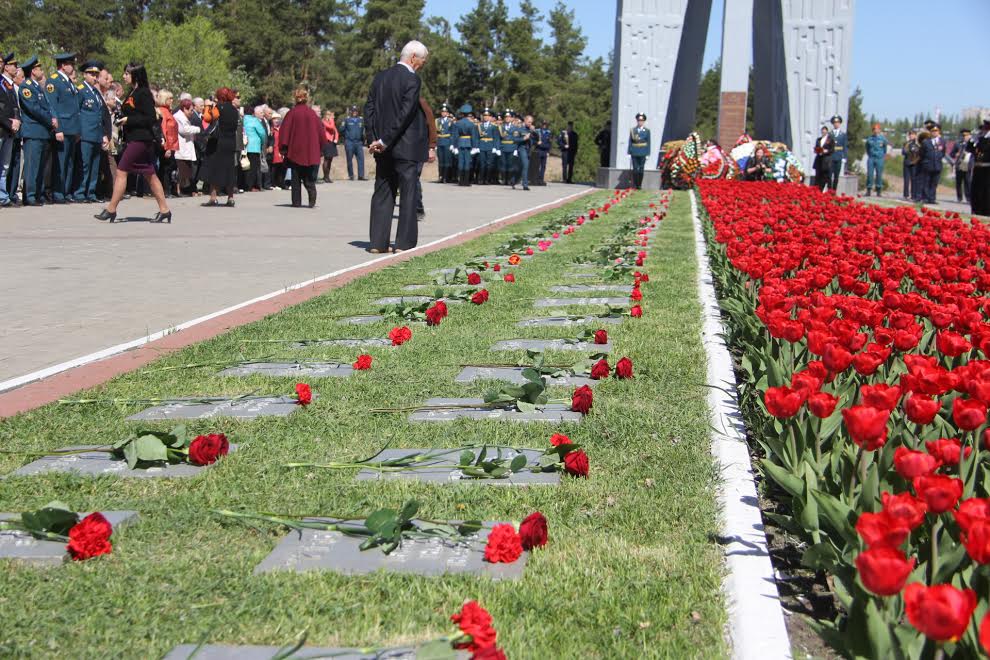 Сотрудники ООО «РВК-Воронеж» возложили цветы к мемориалу «Песчаный Лог»