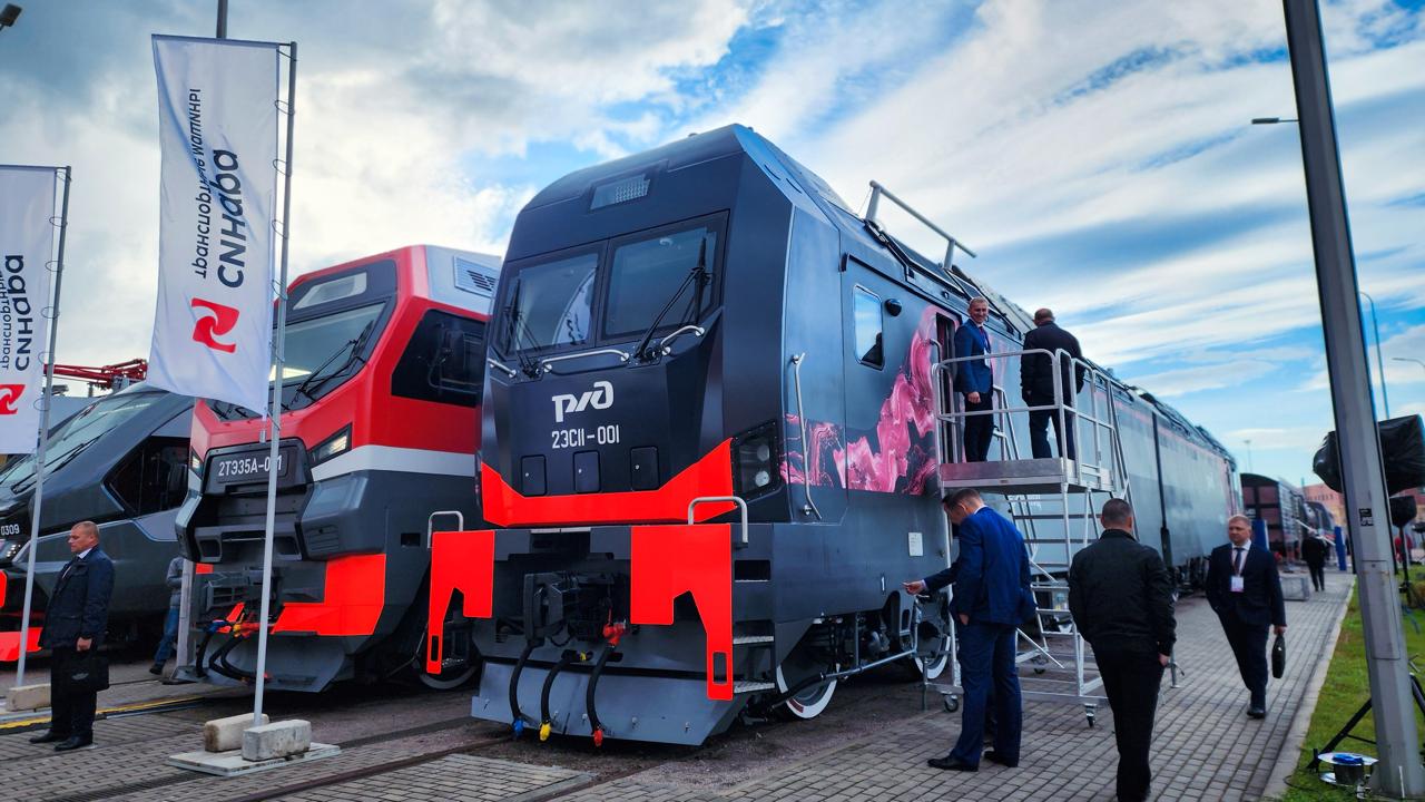 «Уральские локомотивы» представили новый электровоз переменного тока