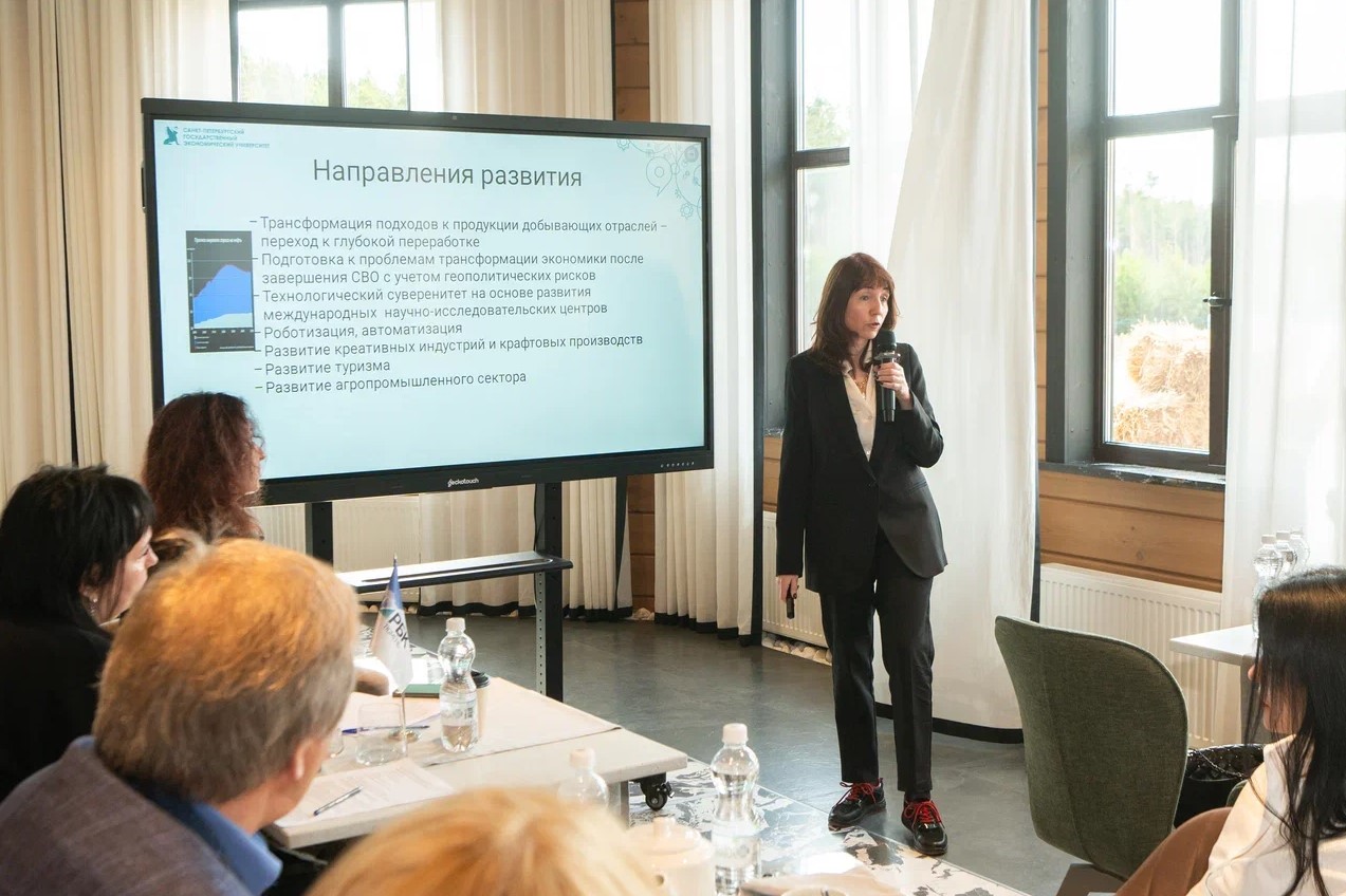 Елена Ткаченко, профессор Санкт-Петербургского государственного экономического университета, рассказала о проблемах и перспективах развития экономики российских регионов. Фото: Ольга Гениевская