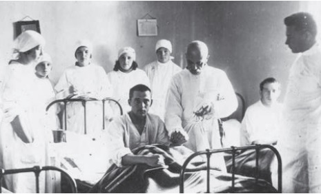 Главный хирург М. В. Вакуленко на обходе. 1928 год