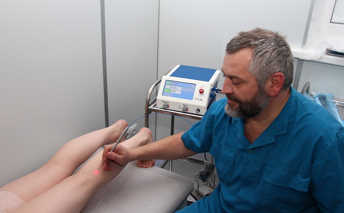 Сердечно-сосудистый хирург, кандидат наук Олег Лаптев выполняет лазерное лечение вен.