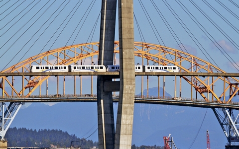 В Ванкувере  функционирует самый зрелищный рельсовый транспорт SkyTrain: поезда движутся по надземным эстакадам и проходят единственный в своем роде 600-метровый вантовый мост