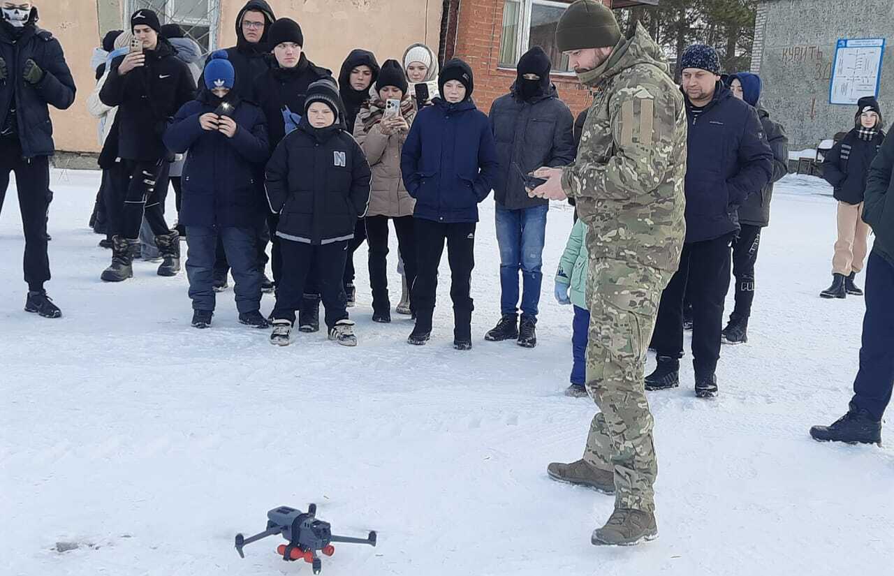 Инструкторы провели ликбез по беспилотникам новосибирским школьникам