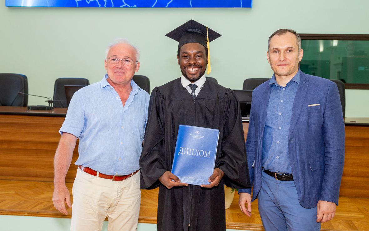 240 иностранных студентов получили дипломы УГНТУ