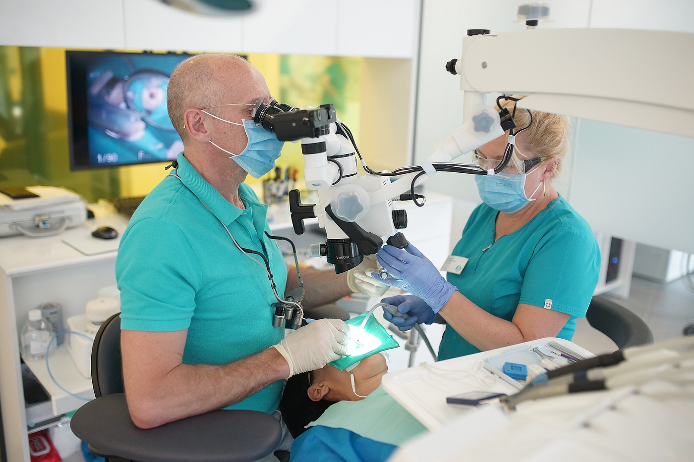 Все стоматологи в «Дентал-Сервис» работают под микроскопом. Это стандарты сети (Все фото: «Дентал-Сервис»)
