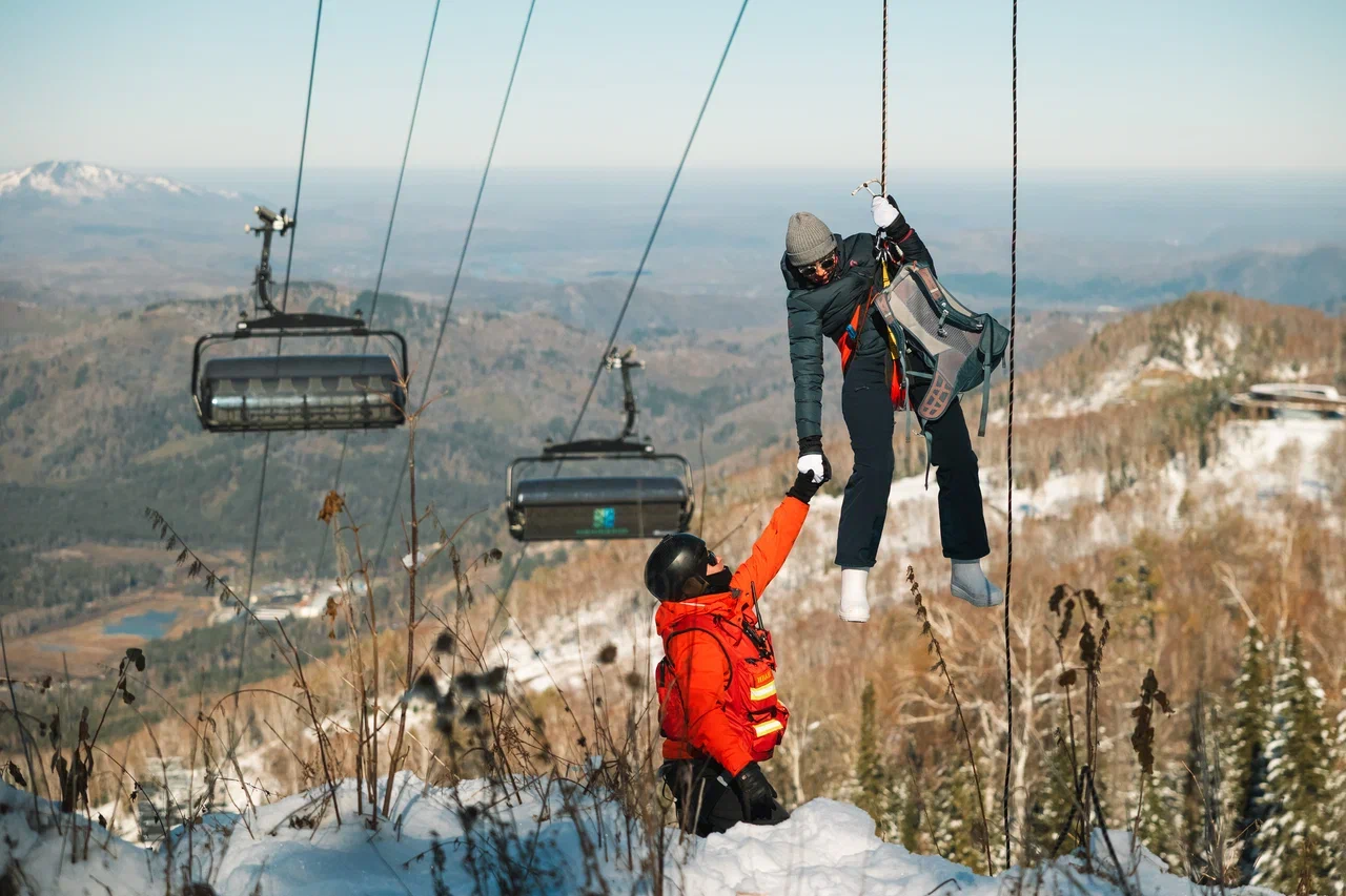 Спасатели курорта «Манжерок» отработали эвакуацию с канатной дороги
