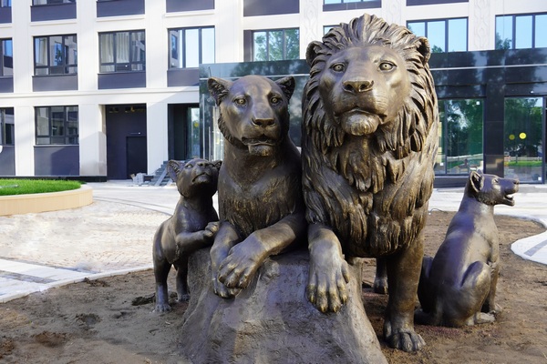 Скульптура львов на территории жилого комплекса Familia