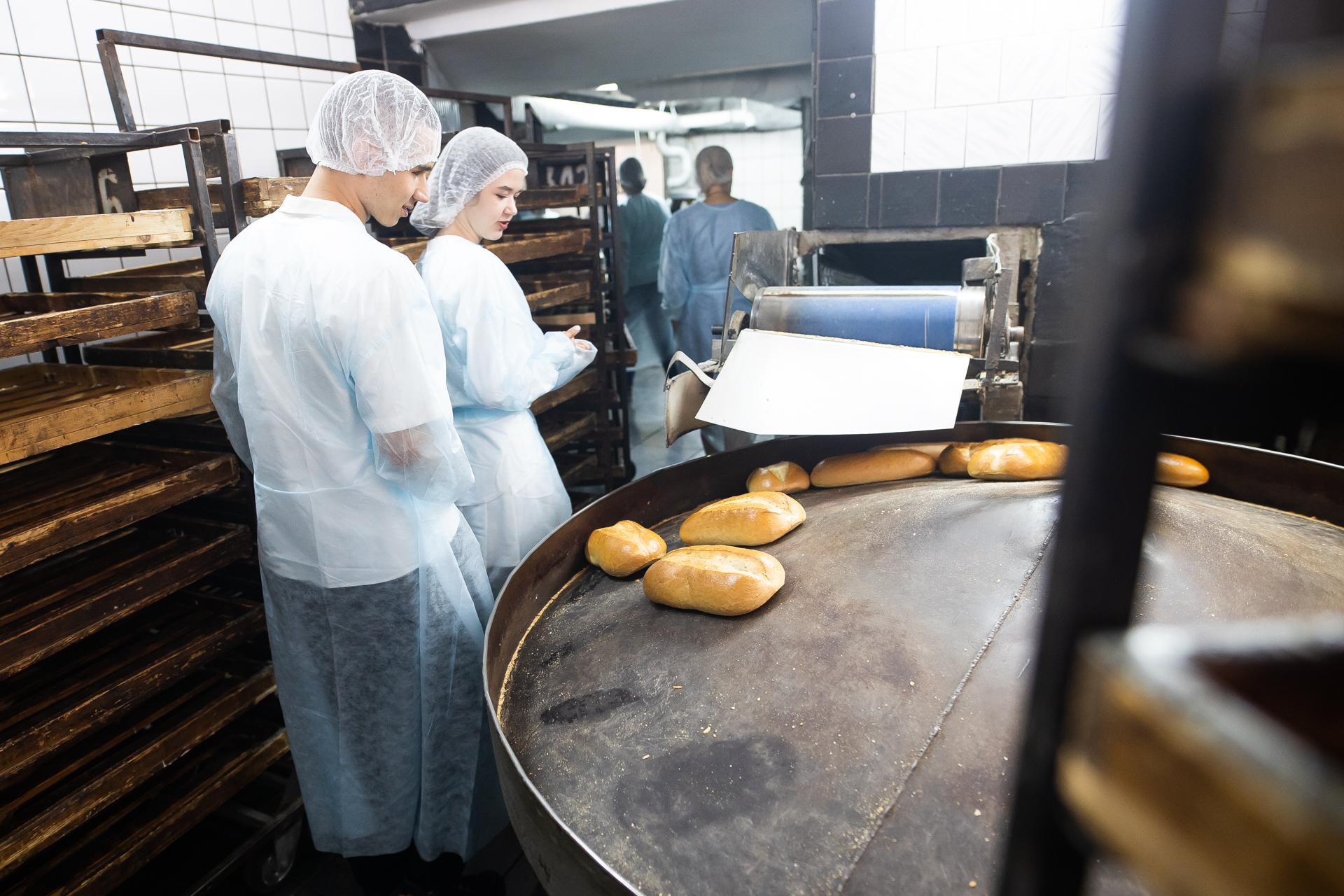 Русские традиции. Как пекут хлеб на старейшем заводе региона
