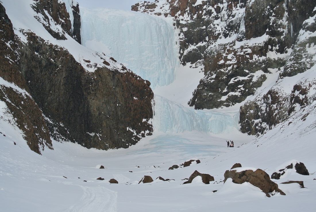 Ледопад в вершине Геологической, высотой около 70 метров. На фоне этого гиганта люди выглядят маленькими фигурками
