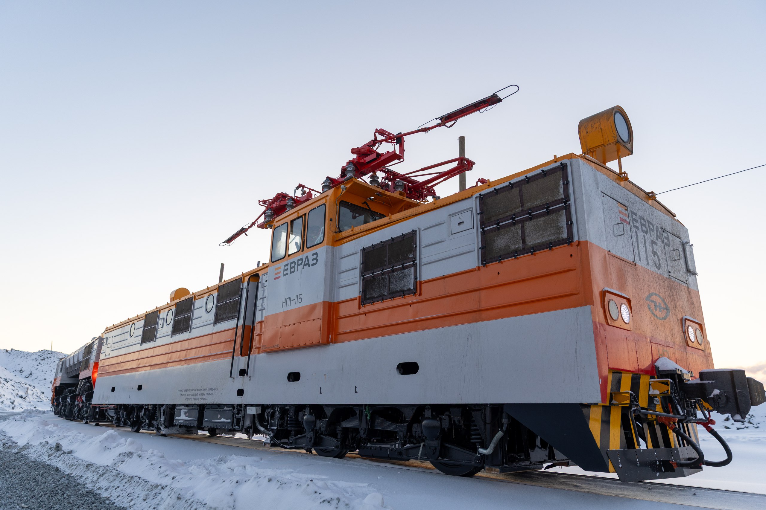 Локомотив НП-1 №115 задействован в вывозе горной массы и вскрыши