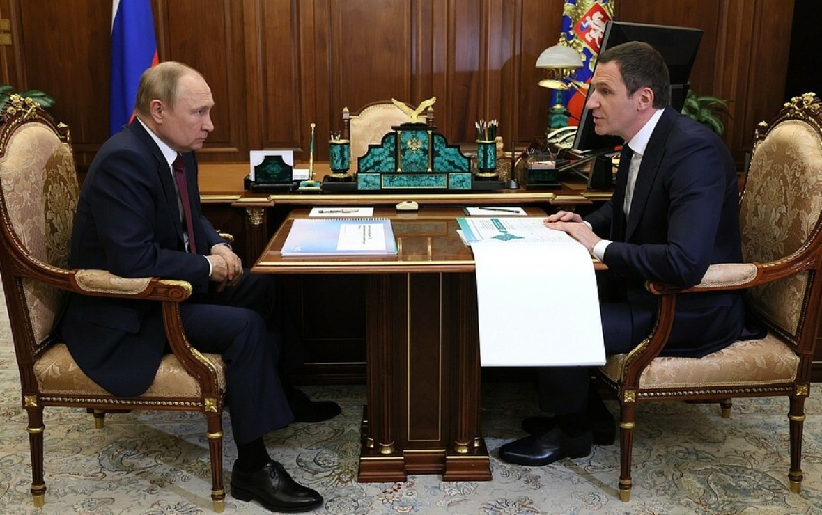 Владимир Путин и Денис Буцаев (Фото: пресс-служба РЭО)