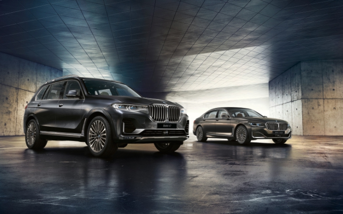 Флагманы BMW – трехрядный, прогрессивный кроссовер BMW X7 и элегантный, инновационный BMW 7 серии.