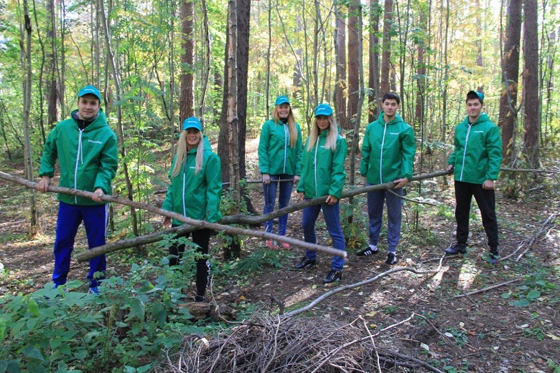 Работники «УРАЛХИМа» помогли расчистить Черняевский лес