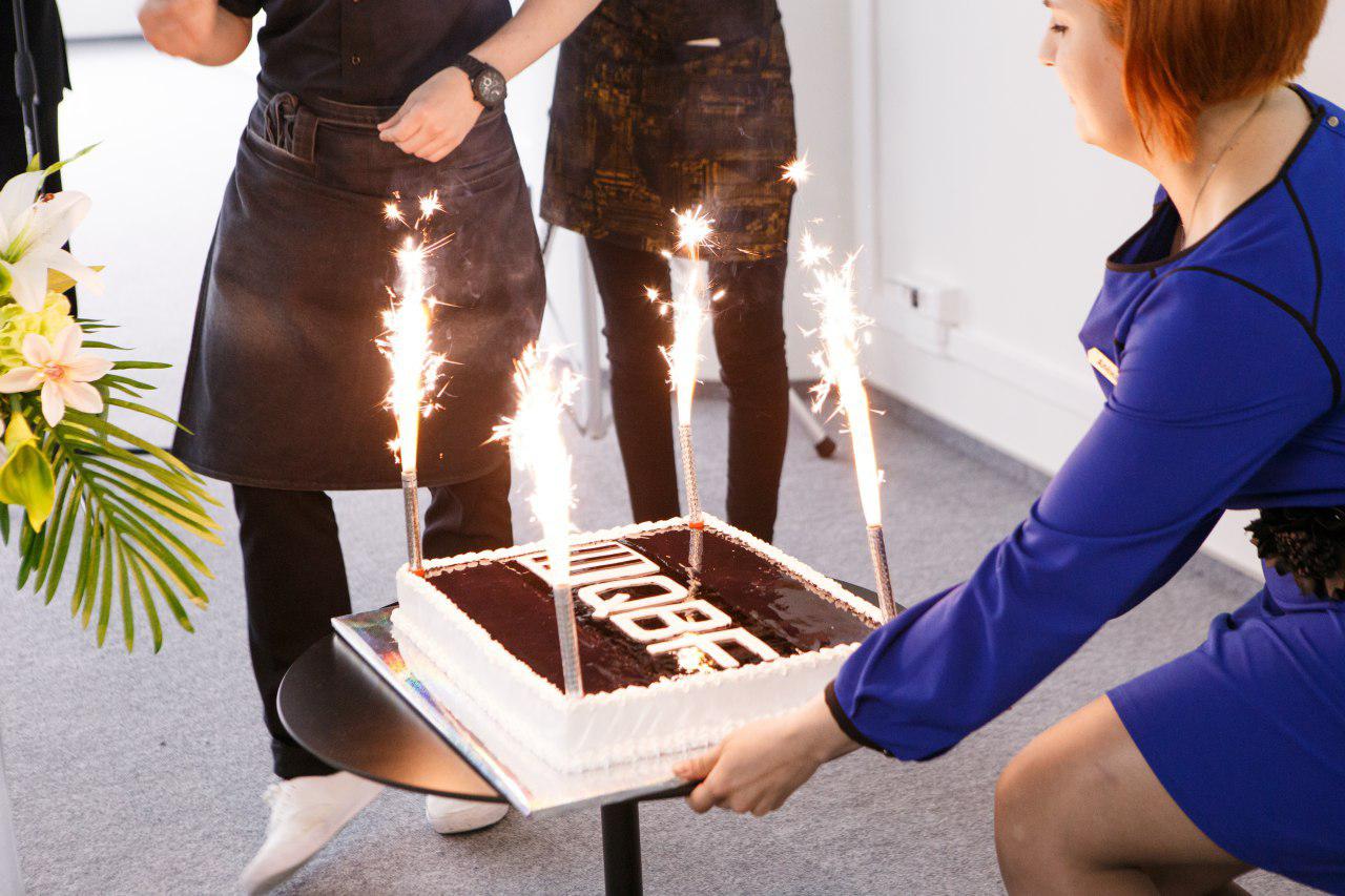 Завершился день рождения филиала неформально – гости и сотрудники компании отведали большой праздничный торт.