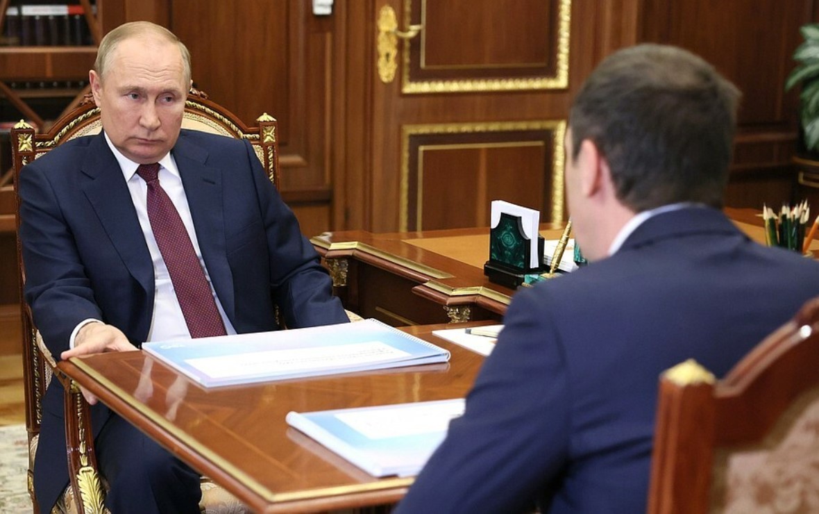 Владимир Путин и Денис Буцаев (Фото: пресс-служба РЭО)
