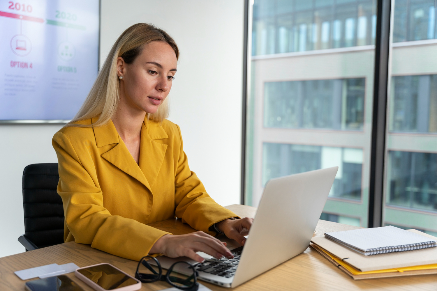 https://ru.freepik.com/free-photo/business-woman-banner-concept-with-copy-space_30589152.htm#fromView=search&page=2&position=47&uuid=90999f3b-ec90-4720-9288-916f3c0a4f31&query=%D0%96%D0%B5%D0%BD%D1%89%D0%B8%D0%BD%D0%B0+%D0%B2+%D0%BE%D1%84%D0%B8%D1%81%D0%B5