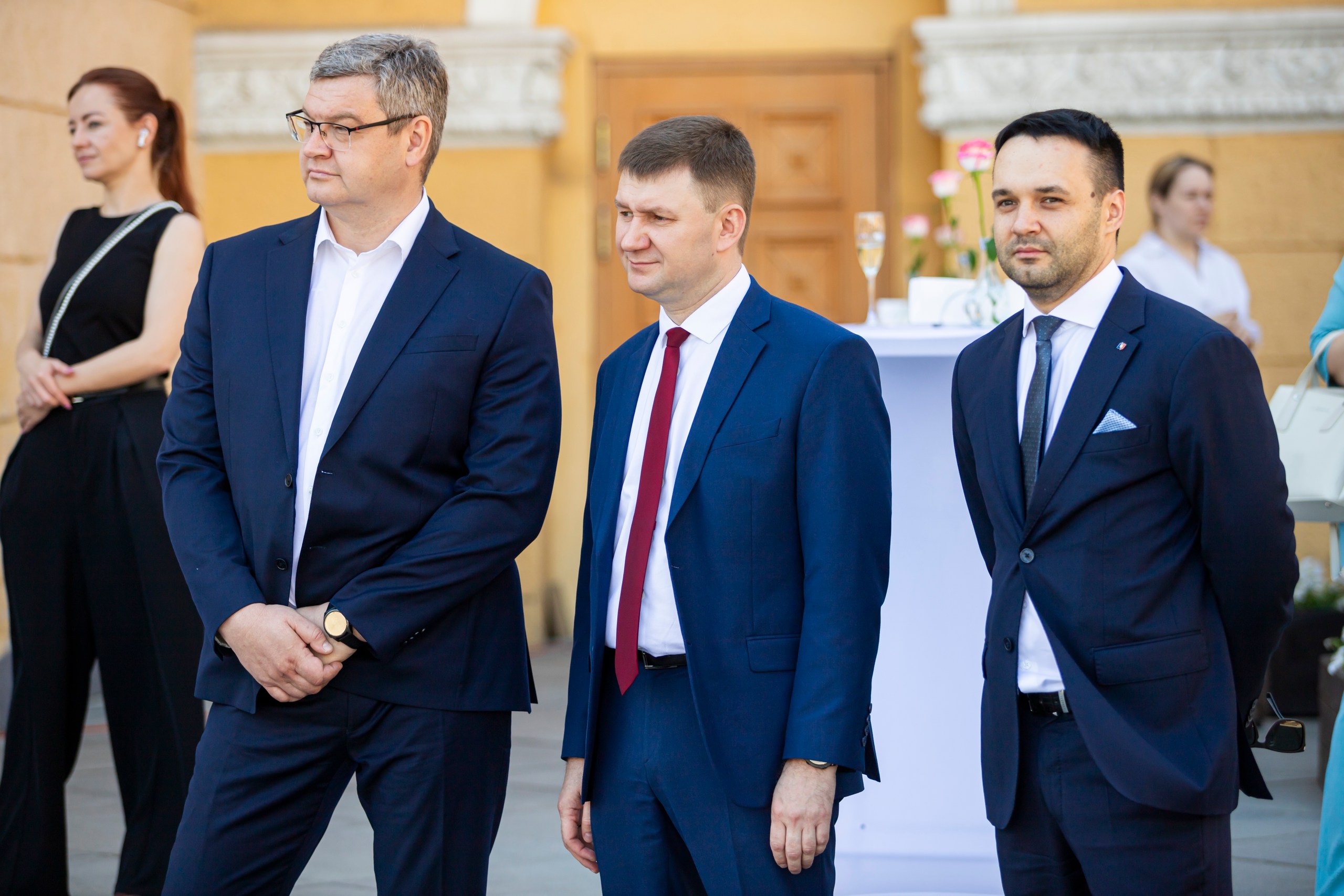 Слева направо:
Денис Голубев, вице-президент, управляющий Сибирским филиалом ПСБ, Роман Мерцалов, замуправляющего Сибирским филиалом ПСБ, Евгений Куликовский, начальник управления по работе с ключевыми клиентами Сибирского филиала ПСБ