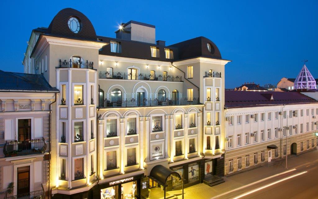 Отель Double Tree by Hilton расположен в отреконструированном здании 19 века по ул. Чернышевского