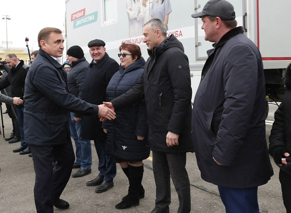 Губернатор Тульской области Алексей Дюмин передал сотрудникам районных больниц мобильные медицинские комплексы
