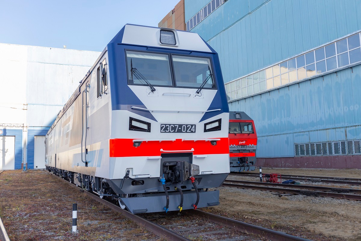 Завод «Уральские локомотивы» отправил в Казахстан партию электровозов