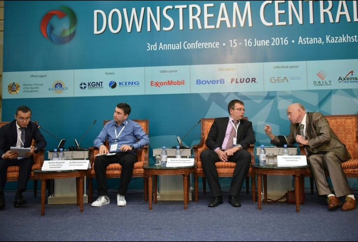 СЕО компании Асхат Касымов (слева) выступает на международной энергетической конференции Downstream Central Asian Conference