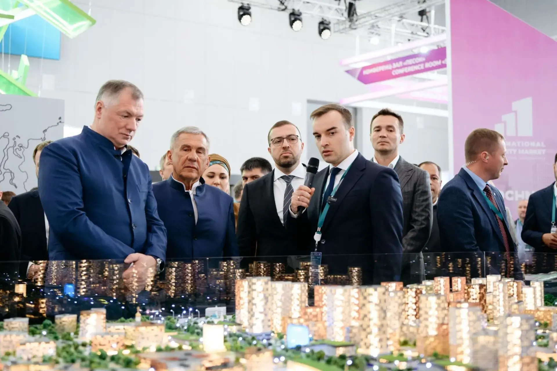 Владелец ГК ТОЧНО Николай Амосов и генеральный директор ГК ТОЧНО в РТ Азат Назмеев презентуют новый жилой район «Кадерле»