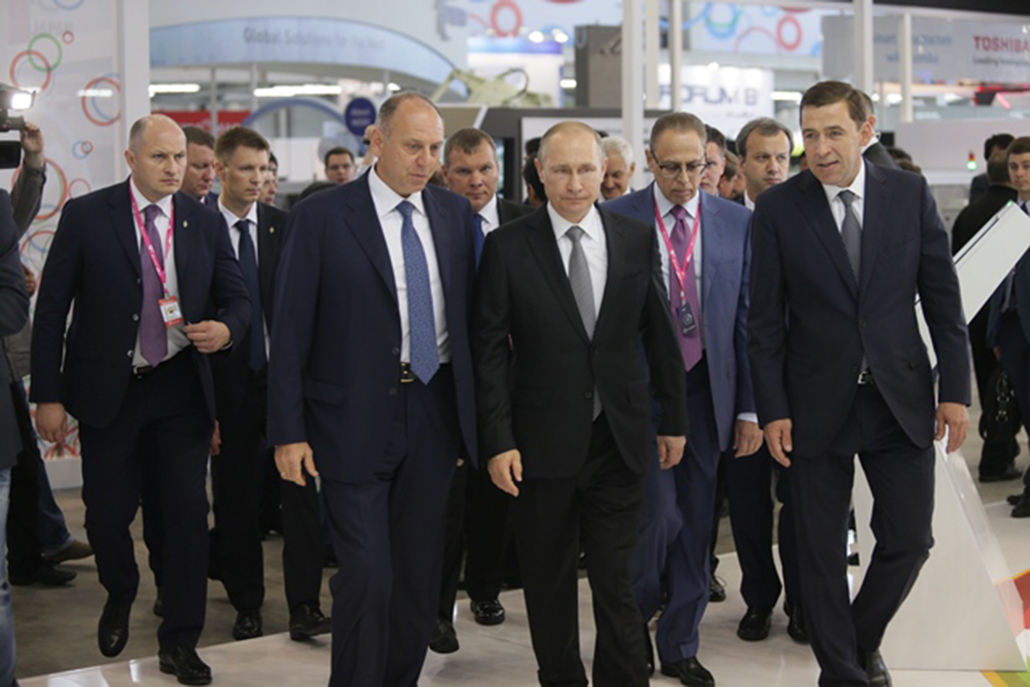 Владимир Путин посетил объединенный стенд Группы Синара и ТМК