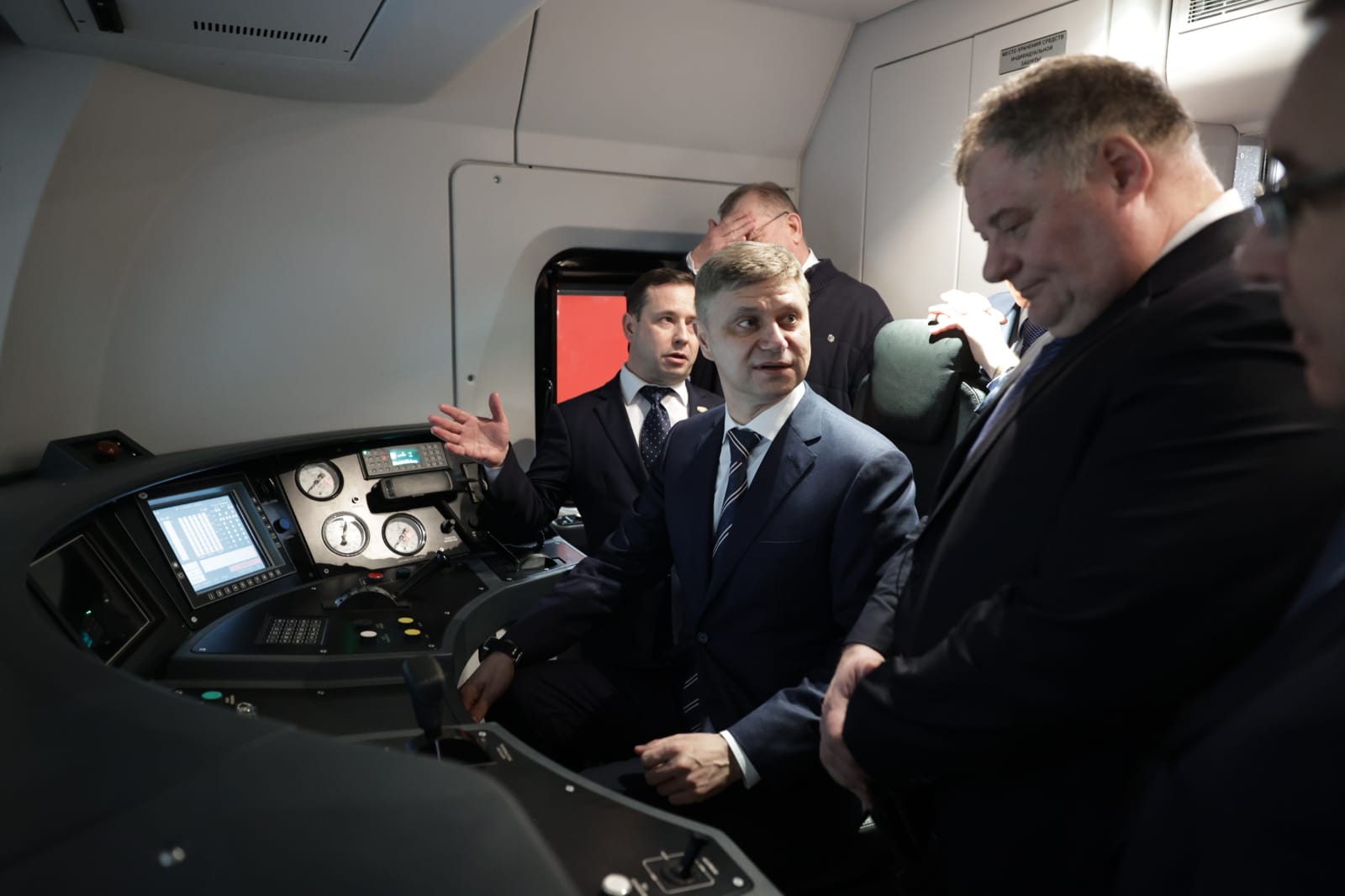 Завод «Уральские локомотивы» презентовал новый грузовой электровоз