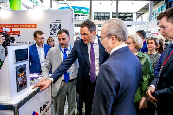 Генеральный директор Российского экологического оператора Денис Буцаев (в центре) знакомится с возможностями системы «Ростелеком Ключ»