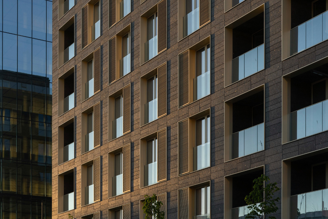 Архитектурное стекло с напылением из серебра отражает солнечные лучи и защищает апартаменты от нагрева.