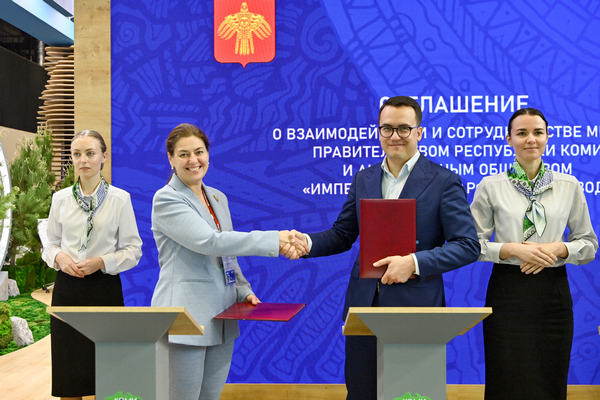 Генеральный директор АО «ИФЗ» Татьяна Тылевич и заместитель председателя правительства Республики Коми Сергей Емельянов