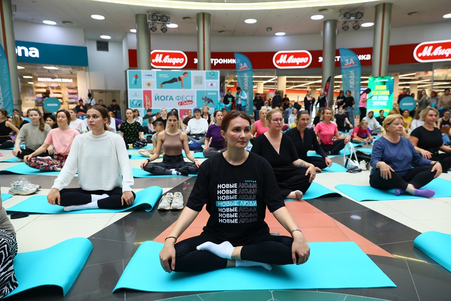 «Новые люди» в Новосибирске поддержали рекордное занятие по йоге