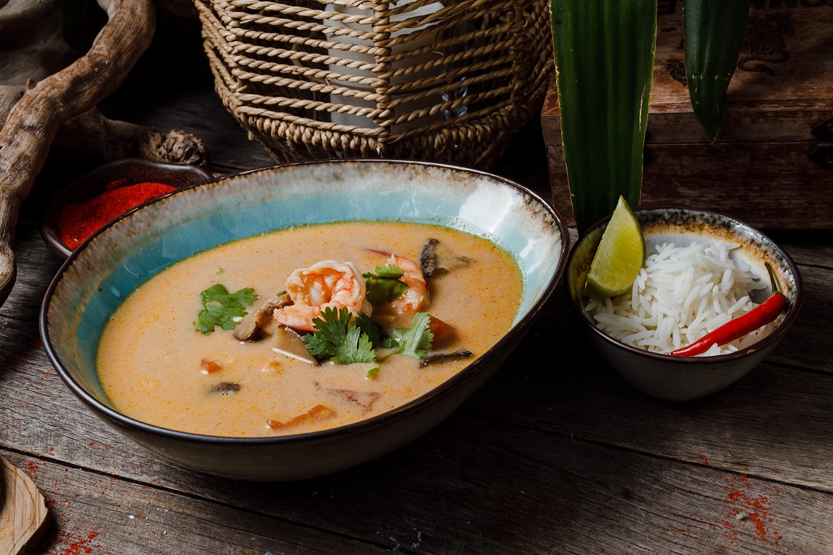 Суп том ям с рисом как есть. Суп том ям в Тайланде. Том ям в Тайланде. Тайский суп карри.