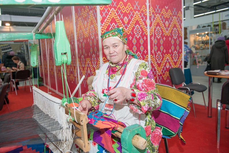 «ЛУКОЙЛ» поддержал мастеров Прикамья на Ярмарке народных промыслов