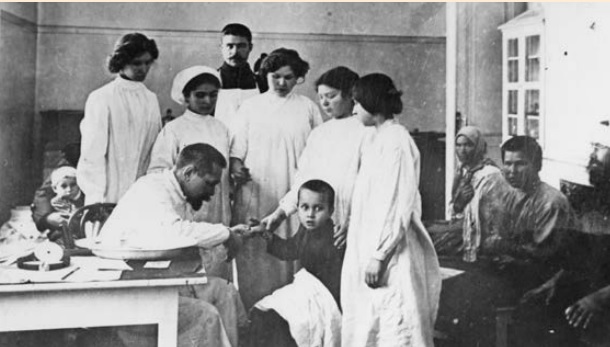 Врач А. Э. Рауэр ведет прием больных. 1912 год